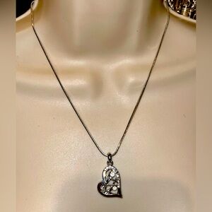EUC Women's Silver Tone Heart with Faux Stones Necklace. 9.5"
